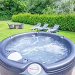 Holiday home The Island Life Texel Met Jacuzzi *