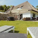 The Island Life Texel Met Jacuzzi Holiday home *