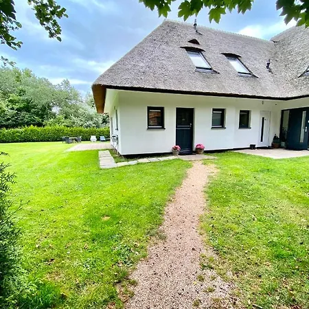 Holiday home The Island Life Texel Met Jacuzzi